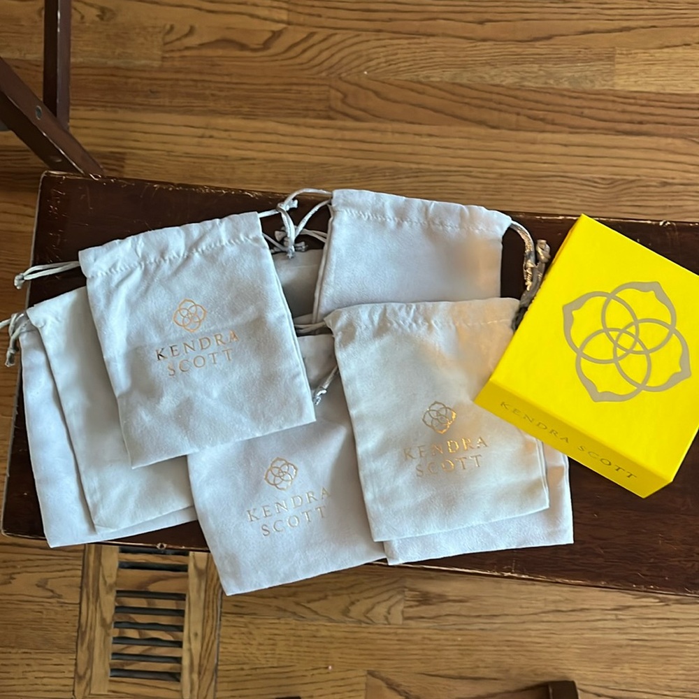 10 gray Kendra Scott jewelry bags, one yellow Kendra Scott box $35